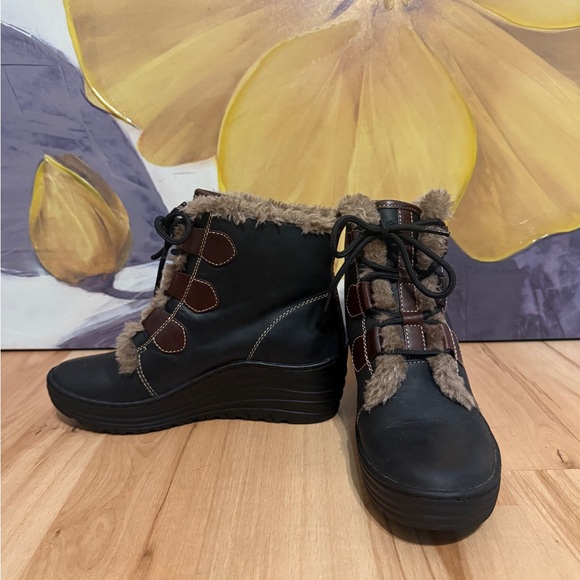 Bionica Leather Black and Brown Wedge Boot. Color: Blk/Brn. Size: 7 - Picture 4 of 9